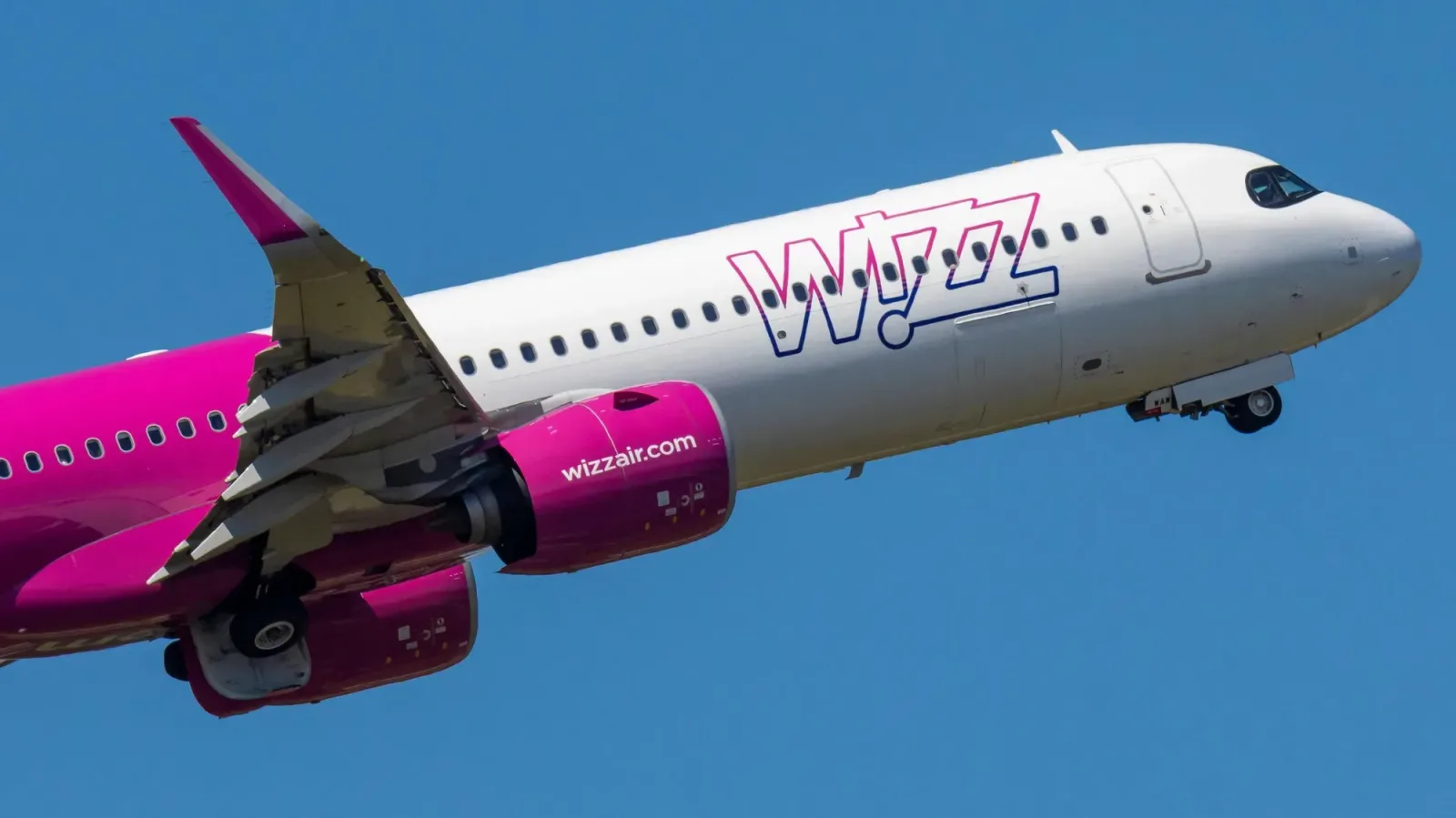 Avion Wizz Air în zbor, simbol al extinderii rutei din Târgu Mureș.