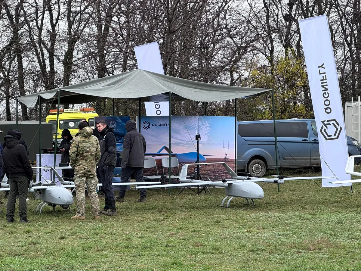 Echipa Qognifly discutând despre sistemul Drone Wall.