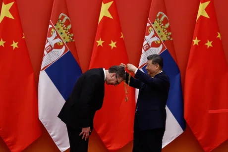 Xi Jinping îi oferă lui Aleksandar Vucic Medalia Prieteniei în Beijing.