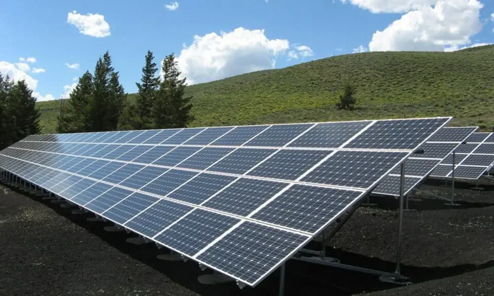 Panouri solare amplasate pe terenuri agricole degradate, pentru energie regenerabilă.