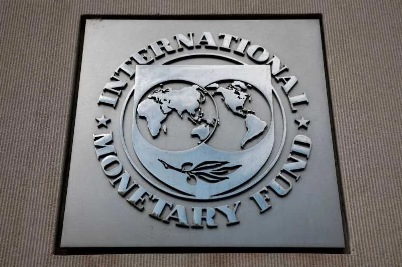 Logo-ul Fondului Monetar Internațional pe un fundal texturat.