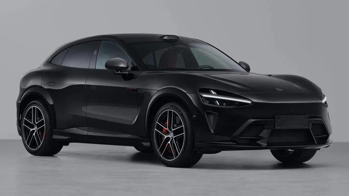 SUV electric performant cu tracțiune integrală și viteză maximă de 300 km/h.