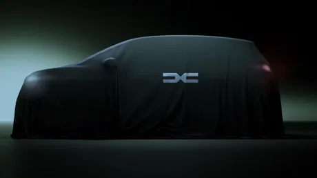 Un model electric Dacia acoperit, pregătit pentru lansare.