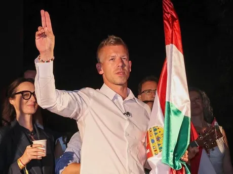 Péter Magyar sărbătorește victoria cu steagul Ungariei în mâini.