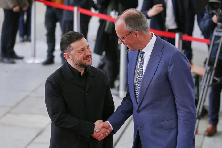 Zelenski și un oficial german se salută într-un cadru oficial.