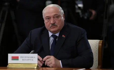 Aleksandr Lukașenko în timpul unei întâlniri oficiale, cu un aer preocupat.