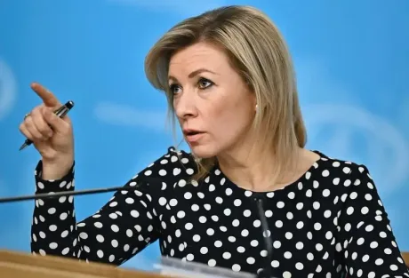 Maria Zaharova discutând despre evacuarea personalului diplomatic din Kiev.