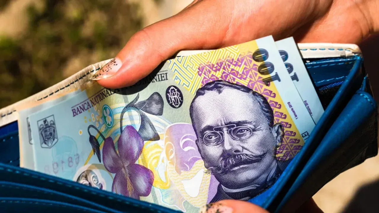 Bancnote românești ținute într-un portofel deschis, simbolizând economiile pentru pensii.