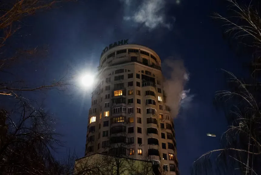 Clădire rezidențială din Kiev afectată de atacuri nocturne.