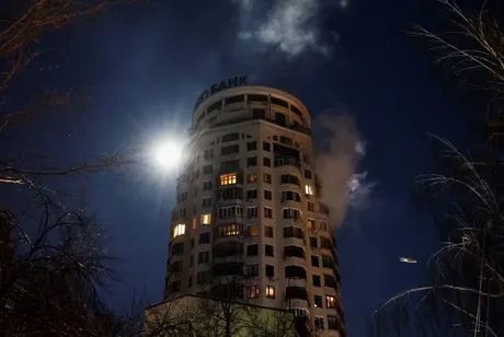 Clădire rezidențială din Kiev afectată de atacuri nocturne.