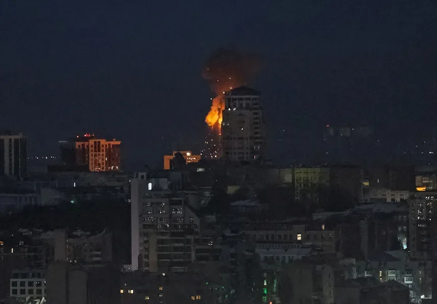 Flăcări izbucnite dintr-o clădire în Kiev după atacul cu rachete.