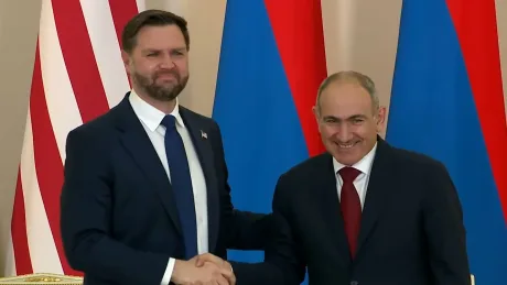 Premierul Pașinian și un oficial străin la o întâlnire diplomatică importantă.