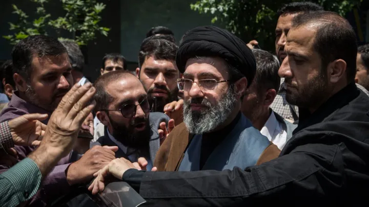 Lideri iranieni discutând despre armistițiul recent și viitorul negocierilor.