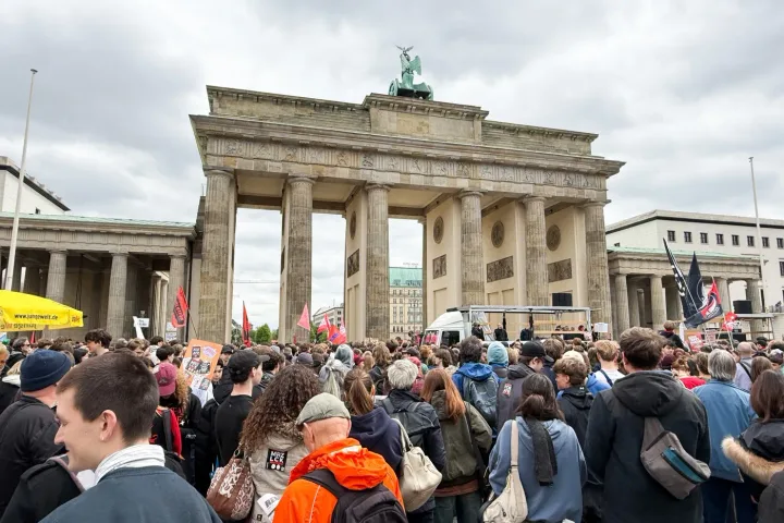 Protest al elevilor la Poarta Brandenburg împotriva serviciului militar obligatoriu.