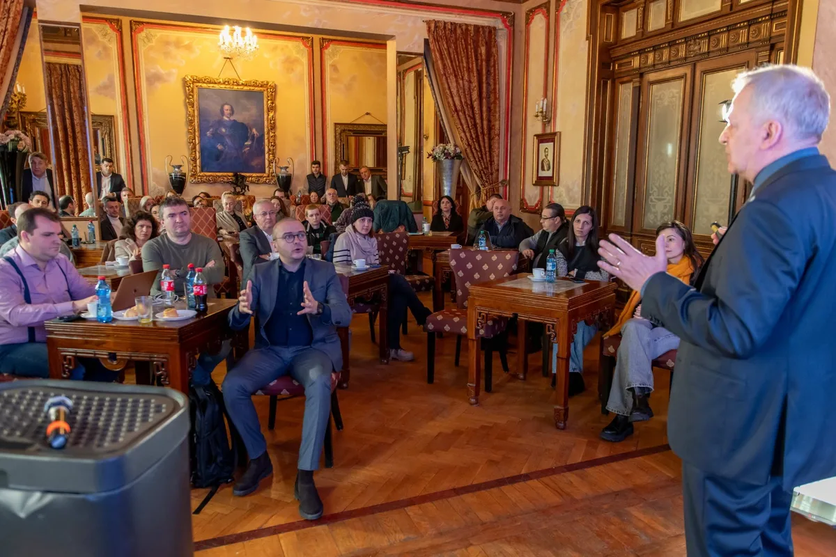 Participanți la conferința despre utilaje de construcții la Palatul Ghica Victoria.