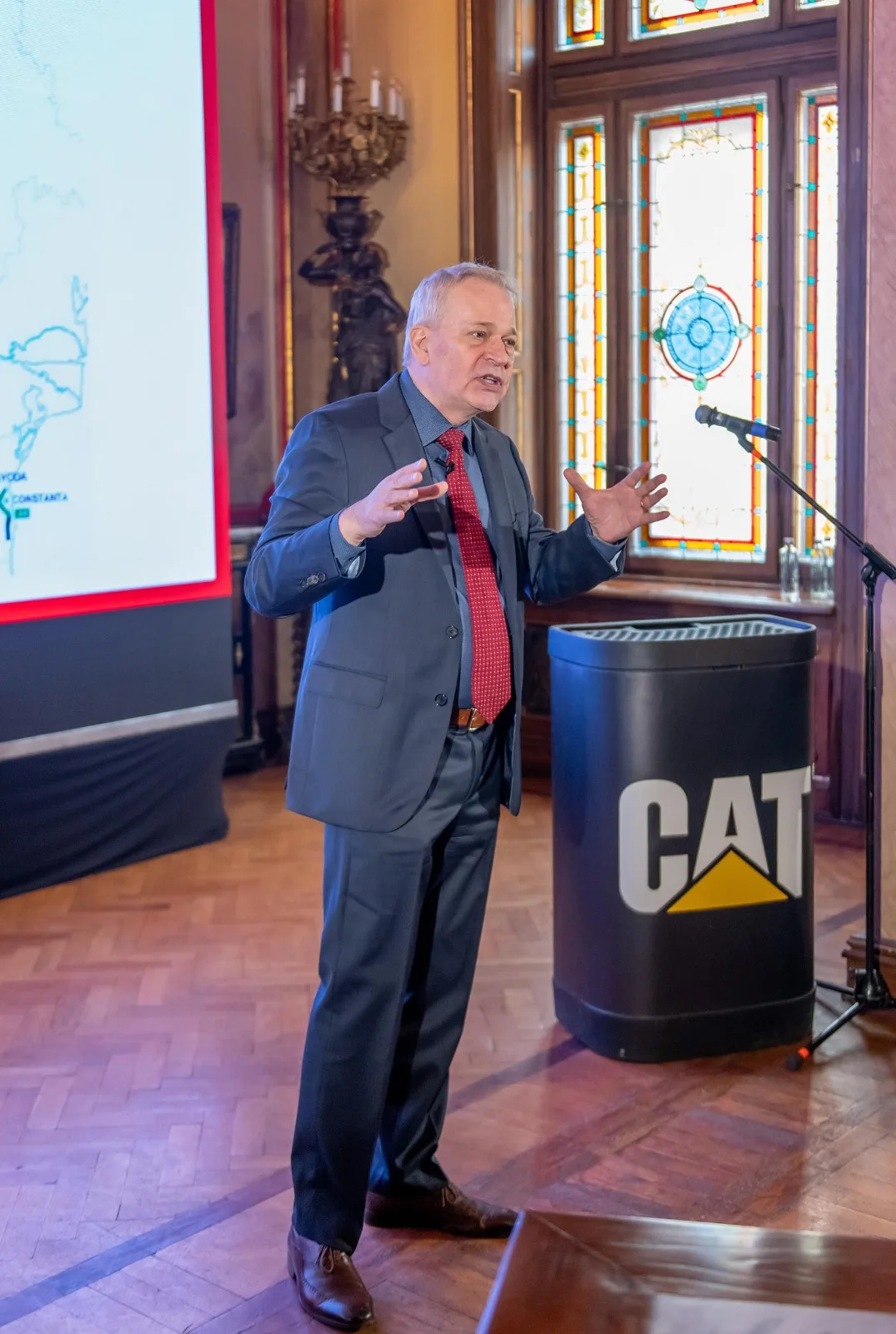 Prezentare despre tehnologia utilajelor autonome la conferința din București.