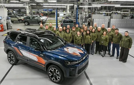 Echipa Dacia sărbătorește producția modelului Bigster la uzina din Mioveni.