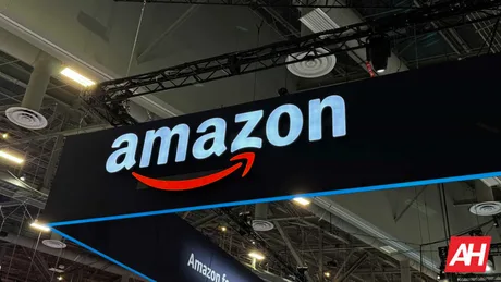 Logo-ul Amazon expus la un eveniment, simbolizând livrările rapide.