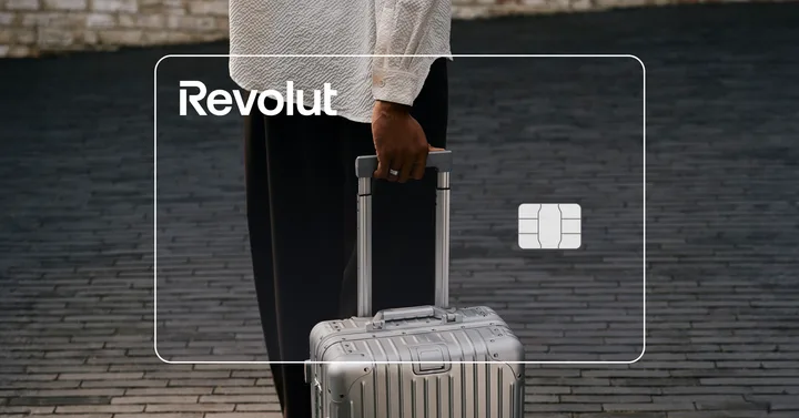 O persoană cu bagaje pregătite pentru o vacanță de vară.