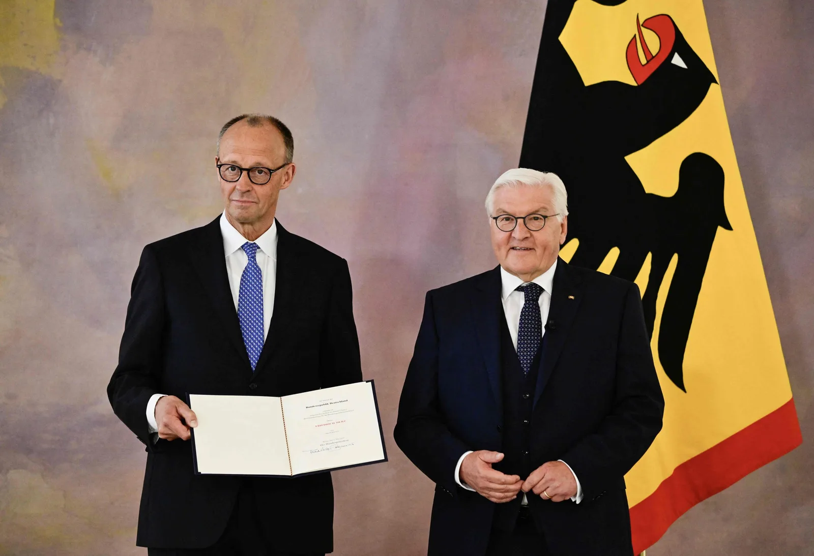 Frank-Walter Steinmeier și un oficial german la o ceremonie oficială.
