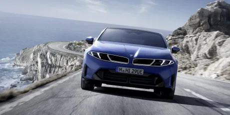BMW Seria 1 electric, model de intrare, pe drum montan, cu design modern.