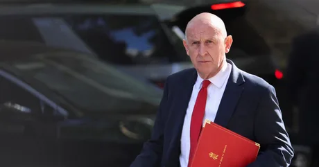 Oficial britanic discutând despre securitatea maritimă în Strâmtoarea Hormuz.