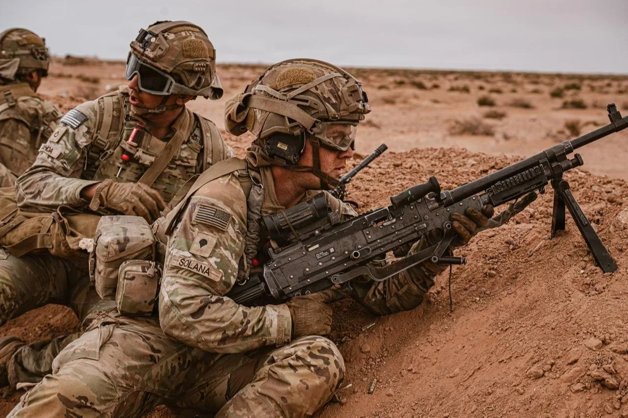 Doi militari americani în timpul exercițiului în deșertul marocan.