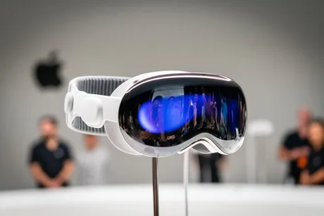 Căști Apple Vision Pro cu design modern și tehnologie avansată.