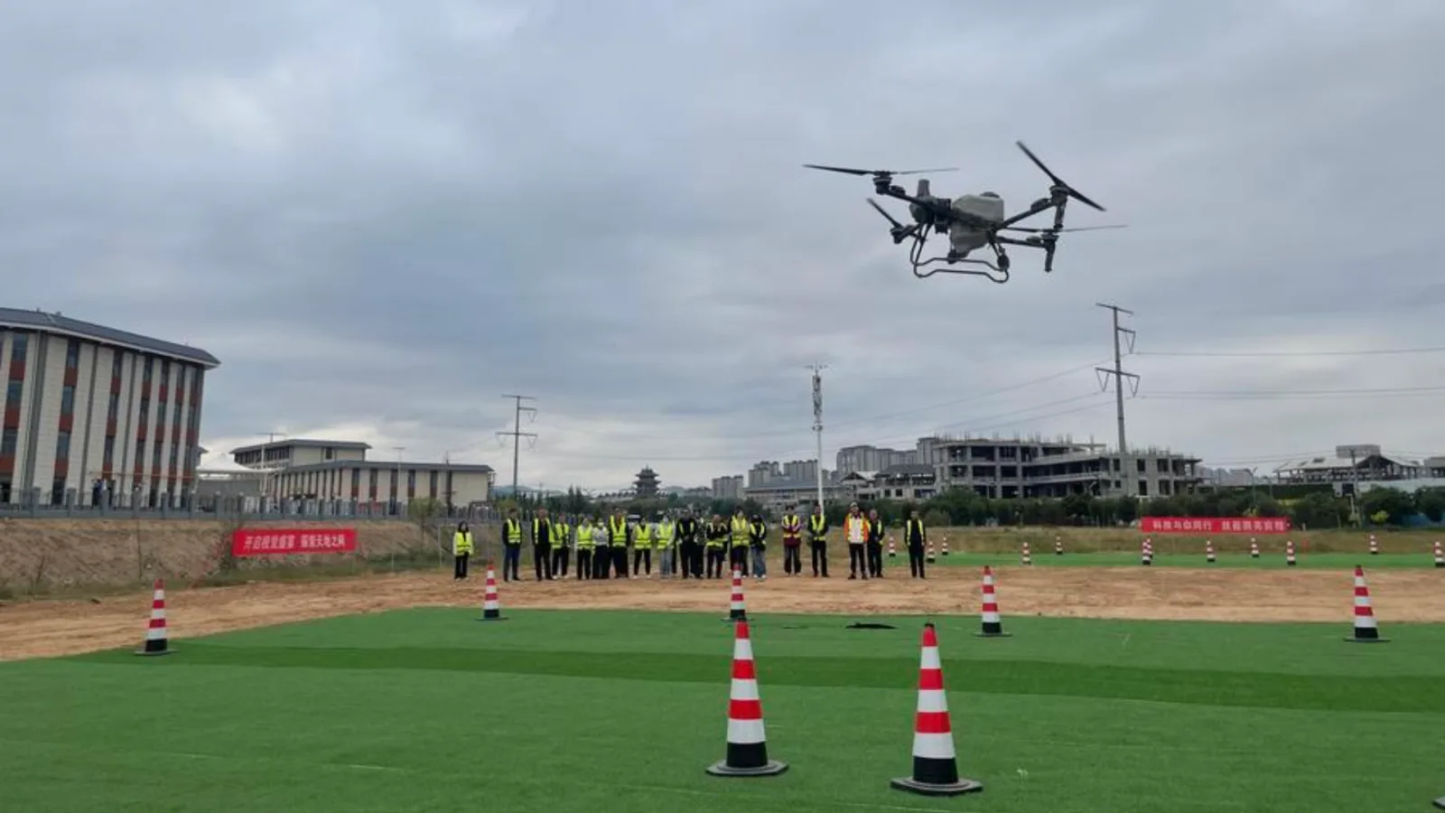 Sistem inovator de alimentare a dronelor prin microunde în zbor.