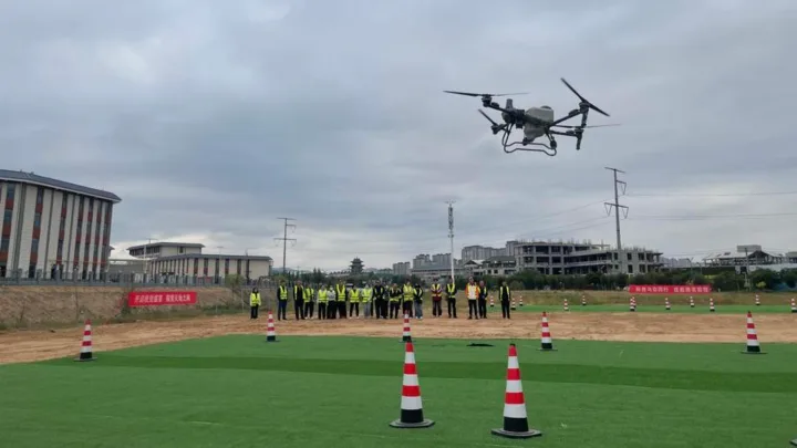 Sistem inovator de alimentare a dronelor prin microunde în zbor.