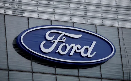 Logo Ford pe clădire, simbolizând inovația în automobile.