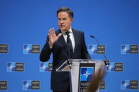 Mark Rutte discutând despre angajamentele NATO la o conferință de presă.