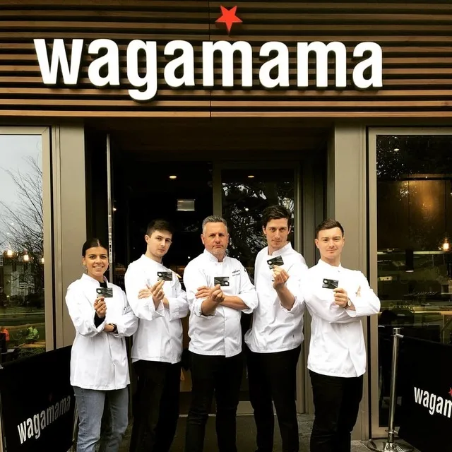 Echipa wagamama pregătindu-se pentru deschiderea restaurantului din București.