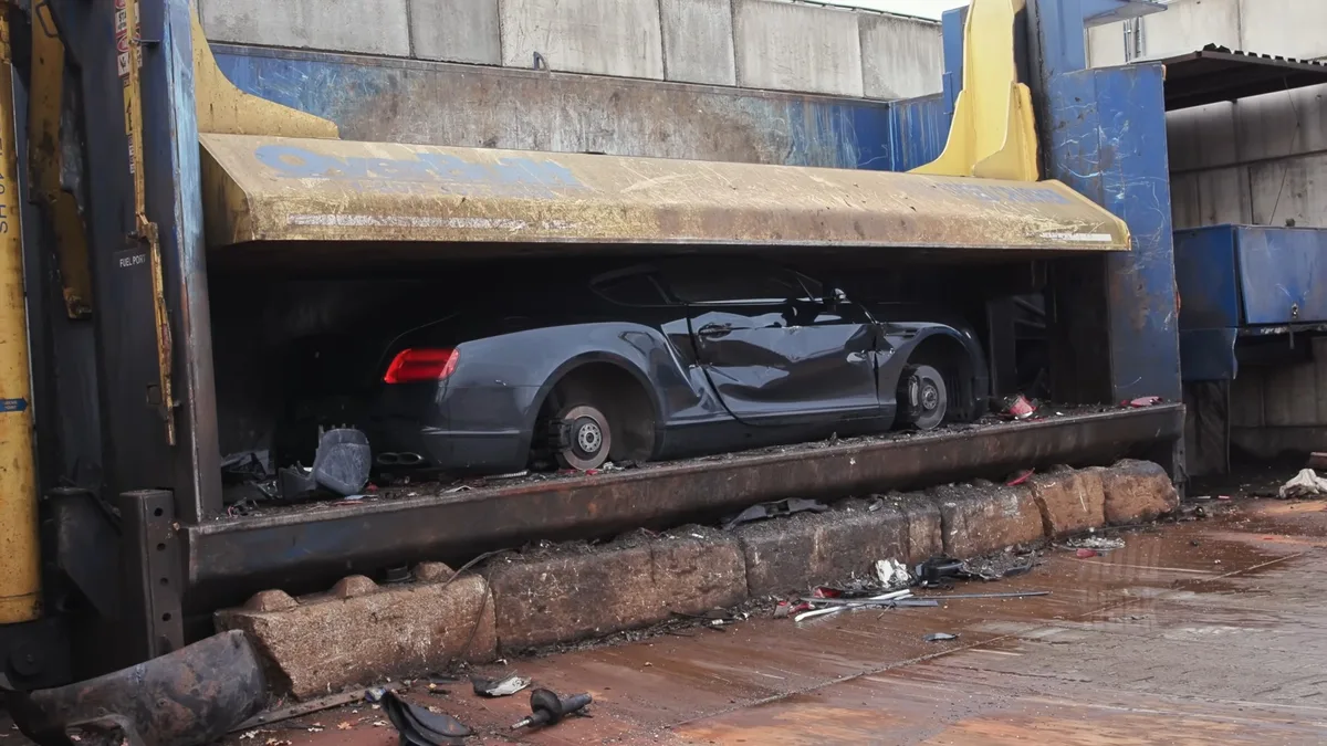 Bentley distrus la presă, simbol al infracțiunilor grave din Olanda.