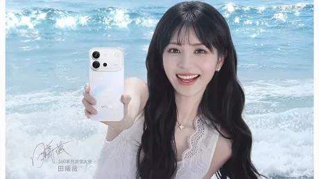 Un smartphone Vivo S60, prezentat pe fundalul mării, evidențiind designul său elegant.
