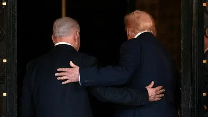 Benjamin Netanyahu și Donald Trump discutând despre strategii politice importante.