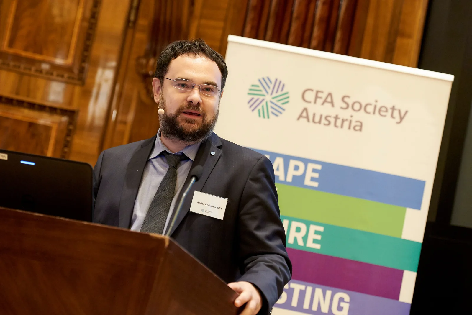 Adrian Codirlașu discutând despre prognozele economice în România.