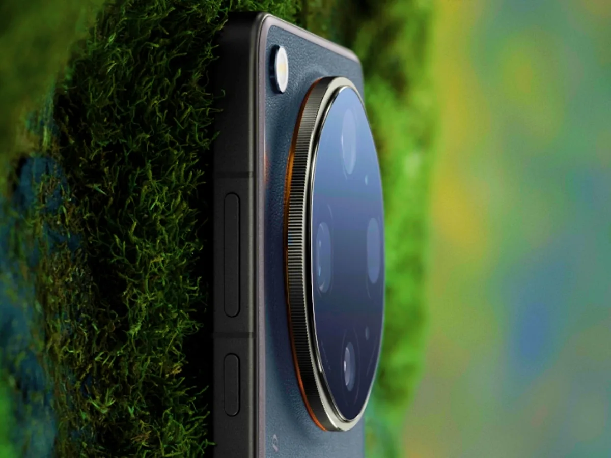 Detaliu al camerei Oppo Find X9 Ultra pe un fundal verde.