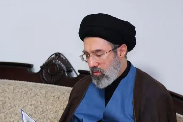 Mojtaba Khamenei citind un document important în timpul negocierilor secrete.