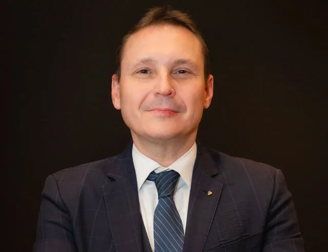 Cosmin Călin, noul director adjunct la Banca Transilvania, zâmbind în costum.