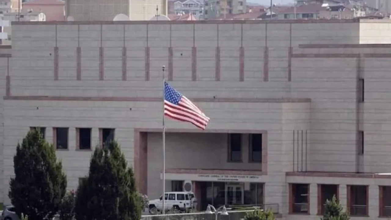 Ambasada SUA din Beirut, cu steagul american fluturând în față.