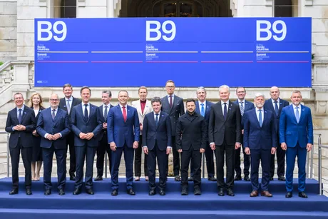 Liderii B9 și aliații nordici discută despre investiții în apărare la București.