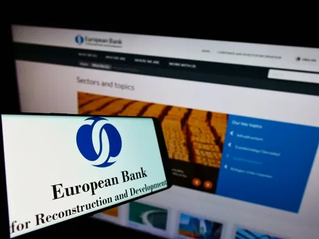 Logo-ul BERD pe un fundal digital, simbolizând investiții în Europa.