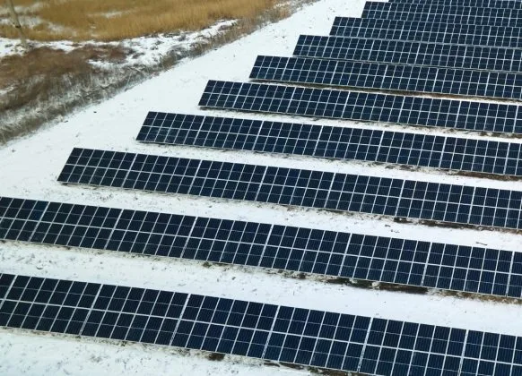 Panouri solare amplasate pe un teren, pregătite pentru stocarea energiei.