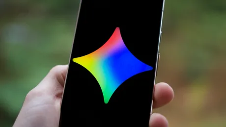 Logo colorat pe un ecran de telefon mobil, simbolizând tehnologia avansată.