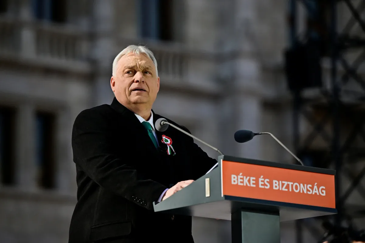 Viktor Orbán la un discurs public, în fața unei clădiri oficiale.