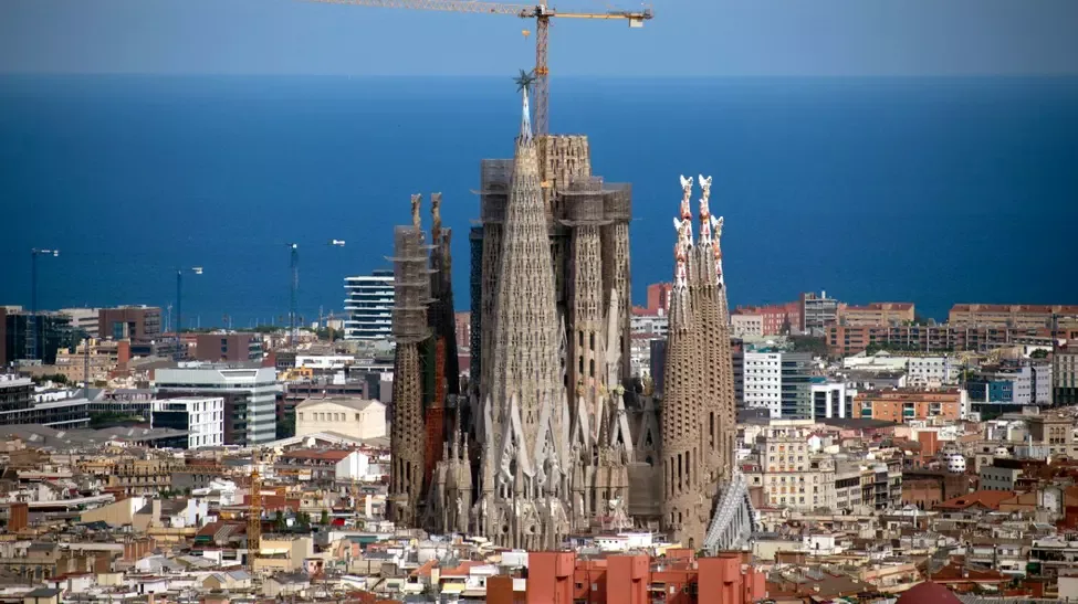Sagrada Familia în construcție, cu crucea pe Turnul lui Iisus Hristos.