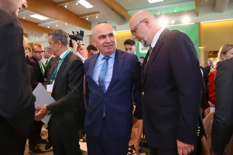 Kelemen Hunor discută cu alți lideri politici la o conferință.