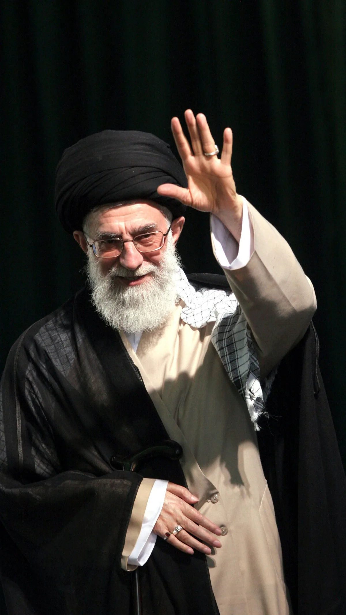 Ali Khamenei salutând mulțimea în timpul unei ceremonii oficiale