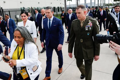 Întâlnire militară între oficiali cubanezi și generalul american Donovan.